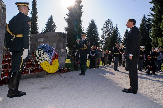 Predsednik republike Borut Pahor je v spremstvu predsednika Državnega zbora Republike Slovenije Janka Vebra, predsednice Vlade Republike Slovenije mag. Alenke Bratušek, predsednika Državnega sveta Republike Slovenije Mitje Bervarja, načelnika Generalštaba Slovenske vojske brigadirja Dobrana Božiča ter generalnega direktorja Policije Stanislava Venigerja ob dnevu spomina na mrtve na ljubljanskem Pokopališču Žale položil venec h Kostnici žrtev 1. svetovne vojne